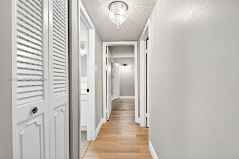 Condo in Davie, Florida, 2 bedrooms  № 2056142 - photo 25