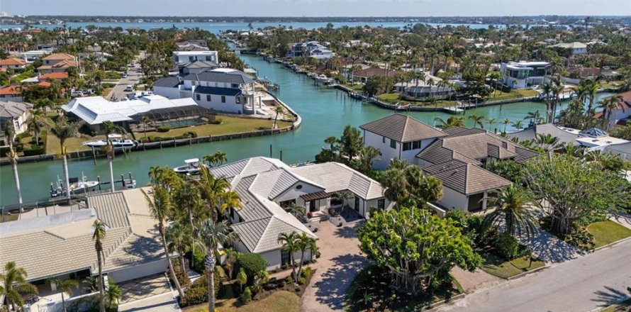 House in Sarasota, Florida 4 bedrooms, 304.07 sq.m. № 1734750