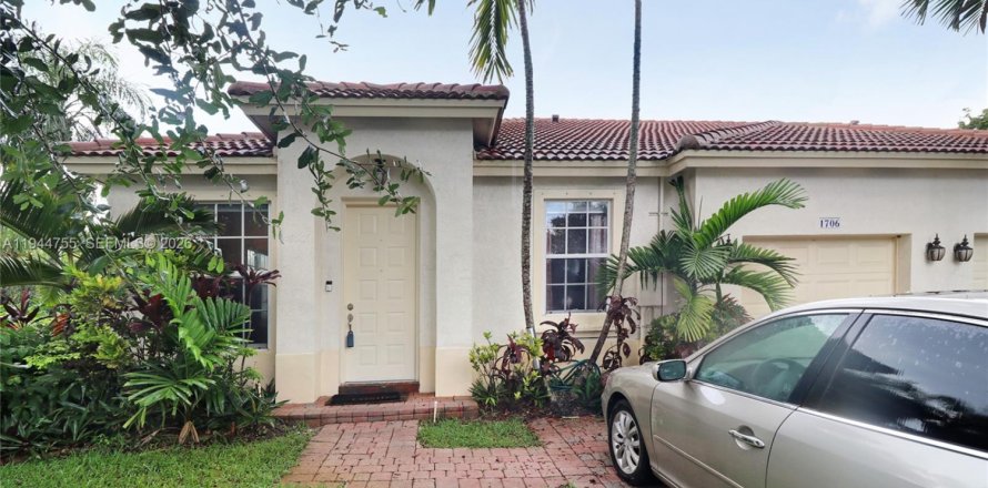 Townhouse in Pembroke Pines, Florida 3 bedrooms, 125.23 sq.m. № 2001375