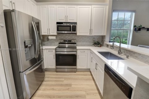 Townhouse in Pembroke Pines, Florida 3 bedrooms, 125.23 sq.m. № 2001375 - photo 10