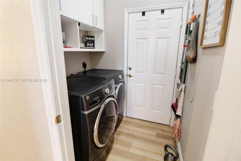 Townhouse in Pembroke Pines, Florida 3 bedrooms, 125.23 sq.m. № 2001375 - photo 23