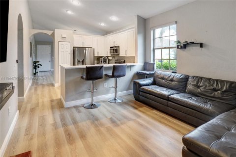 Townhouse in Pembroke Pines, Florida 3 bedrooms, 125.23 sq.m. № 2001375 - photo 4