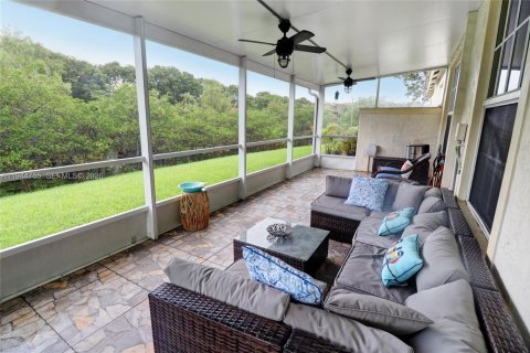 Townhouse in Pembroke Pines, Florida 3 bedrooms, 125.23 sq.m. № 2001375 - photo 25