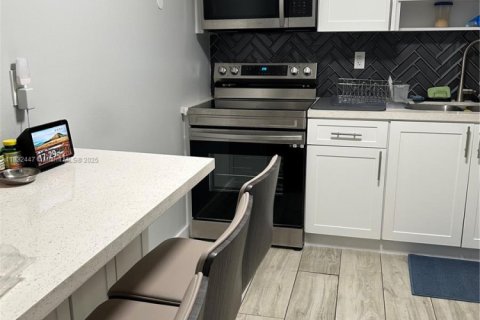 Copropriété à vendre à Hallandale Beach, Floride: 2 chambres, 99.87 m2 № 1979720 - photo 4