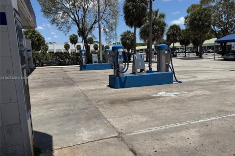 Купить коммерческую недвижимость в Пемброк-Пайнс, Флорида № 1957418 - фото 3