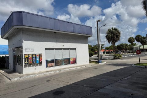 Купить коммерческую недвижимость в Пемброк-Пайнс, Флорида № 1957418 - фото 6