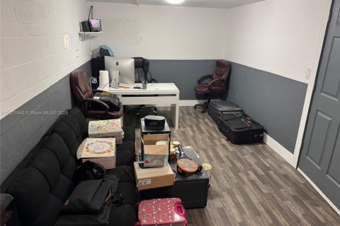 Купить коммерческую недвижимость в Пемброк-Пайнс, Флорида № 1957418 - фото 10