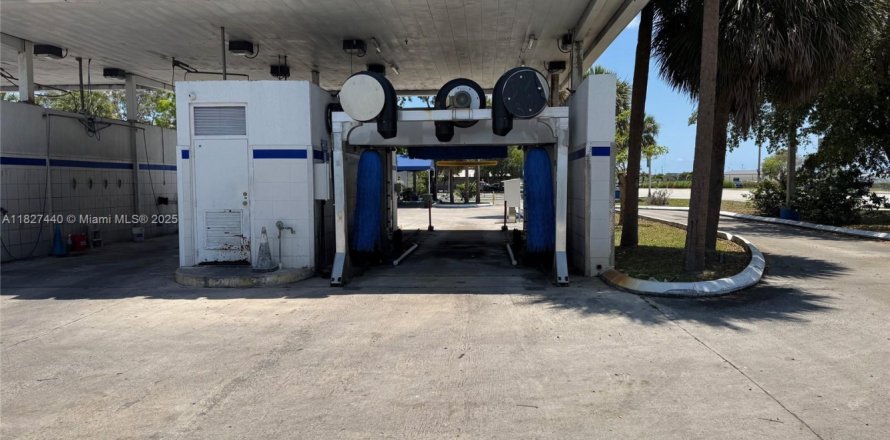 Коммерческая недвижимость в Пемброк-Пайнс, Флорида № 1957418