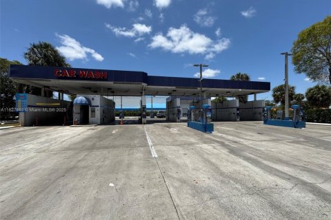 Купить коммерческую недвижимость в Пемброк-Пайнс, Флорида № 1957418 - фото 4