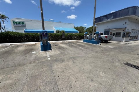 Купить коммерческую недвижимость в Пемброк-Пайнс, Флорида № 1957418 - фото 2