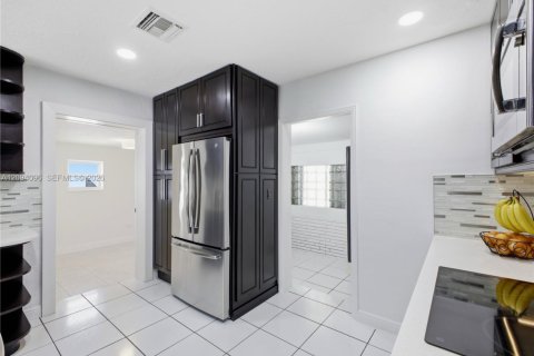 Villa ou maison à vendre à Hollywood, Floride: 3 chambres № 2382074 - photo 12