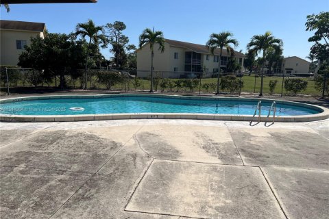 Condo in West Palm Beach, Florida, 2 bedrooms  № 2012381 - photo 18