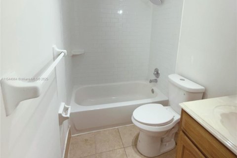 Condo in West Palm Beach, Florida, 2 bedrooms  № 2012381 - photo 11