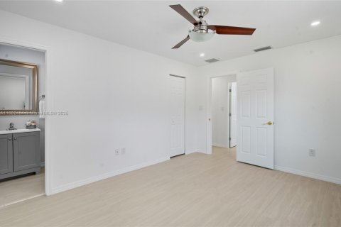 Casa en venta en Hollywood, Florida, 4 dormitorios № 1930735 - foto 19