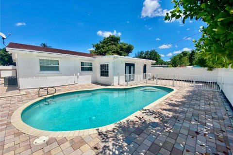 Casa en venta en Hollywood, Florida, 4 dormitorios № 1930735 - foto 4