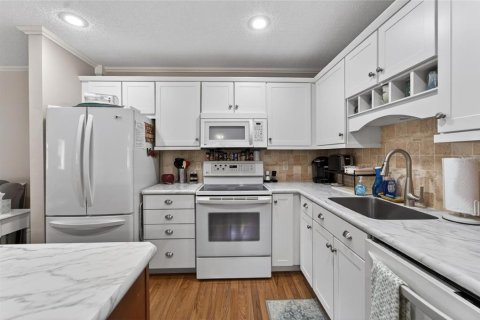 Condo in Sun City Center, Florida, 1 bedroom  № 2237257 - photo 9