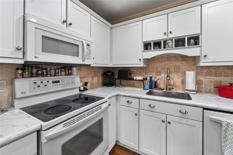 Condo in Sun City Center, Florida, 1 bedroom  № 2237257 - photo 11