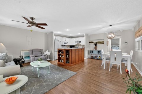 Condo in Sun City Center, Florida, 1 bedroom  № 2237257 - photo 4