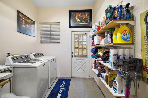 House in Fruitland Park, Florida 3 bedrooms, 220.27 sq.m. № 1513626 - photo 23
