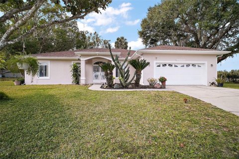 House in Fruitland Park, Florida 3 bedrooms, 220.27 sq.m. № 1513626 - photo 1