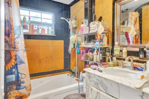 Propiedad comercial en venta en Hollywood, Florida, 83.15 m2 № 1938972 - foto 28