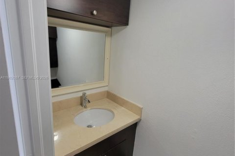 Condo in Hialeah, Florida, 2 bedrooms  № 2043325 - photo 7