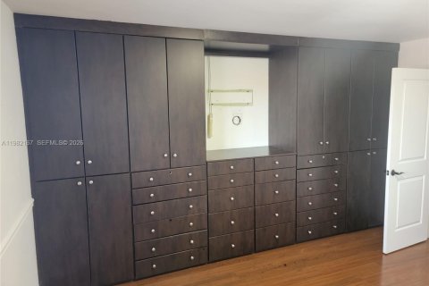 Condo in Hialeah, Florida, 2 bedrooms  № 2043325 - photo 11