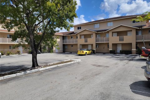 Condo in Hialeah, Florida, 2 bedrooms  № 2043325
