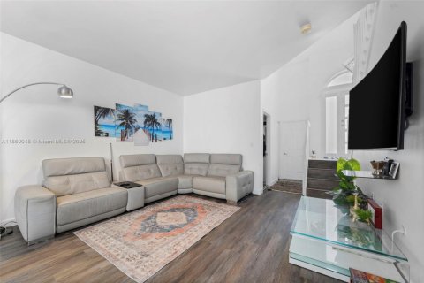 Casa en venta en Hollywood, Florida, 3 dormitorios, 137.4 m2 № 1891983 - foto 4