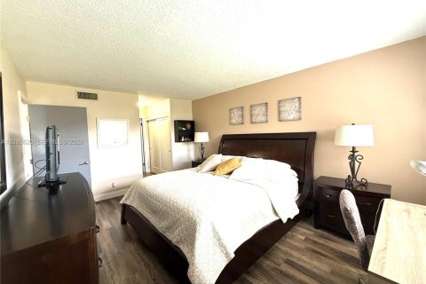 Condo in Weston, Florida, 2 bedrooms  № 2069639 - photo 9