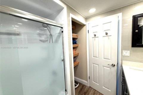 Condo in Weston, Florida, 2 bedrooms  № 2069639 - photo 15