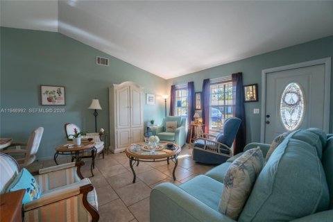 House in LaBelle, Florida 2 bedrooms, 74.69 sq.m. № 2003106 - photo 6