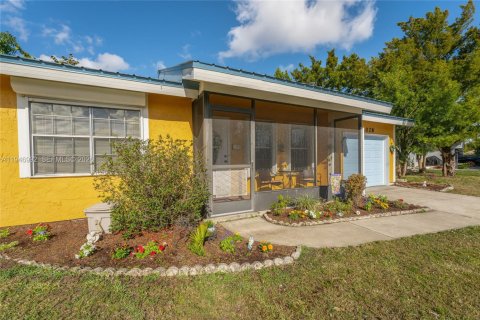 House in LaBelle, Florida 2 bedrooms, 74.69 sq.m. № 2003106 - photo 3