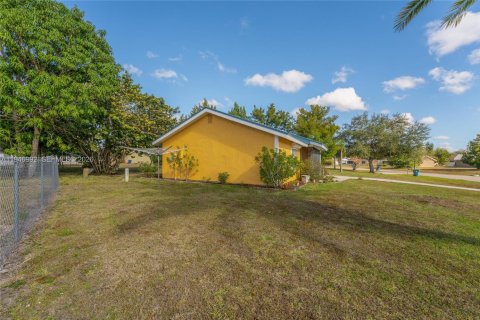 House in LaBelle, Florida 2 bedrooms, 74.69 sq.m. № 2003106 - photo 21