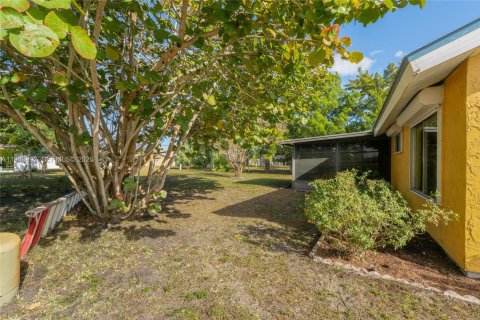 House in LaBelle, Florida 2 bedrooms, 74.69 sq.m. № 2003106 - photo 24