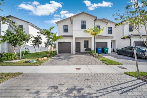 Adosado en venta en Miami, Florida, 3 dormitorios, 157.47 m2 № 1984841 - foto 1
