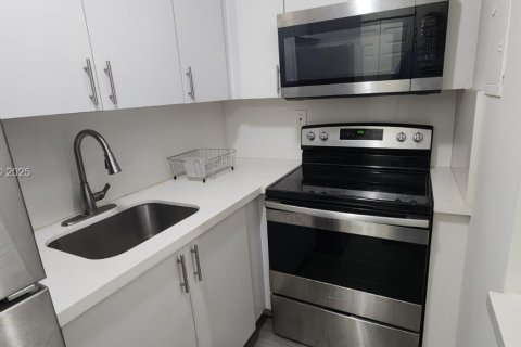 Снять в аренду квартиру в Майами, Флорида 1 спальня, 696.4м2, № 2035208 - фото 2