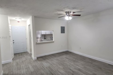 Снять в аренду квартиру в Майами, Флорида 1 спальня, 696.4м2, № 2035208 - фото 3