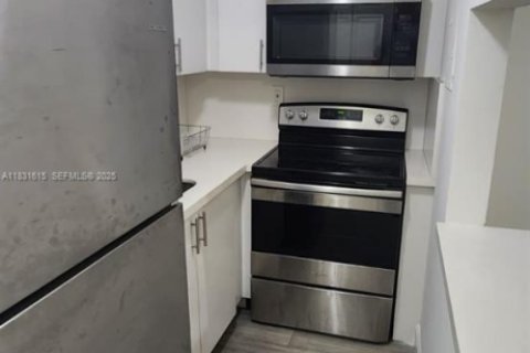 Снять в аренду квартиру в Майами, Флорида 1 спальня, 696.4м2, № 2035208 - фото 8