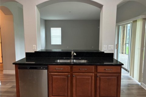 House in Tampa, Florida 6 bedrooms, 291.53 sq.m. № 1912448 - photo 9