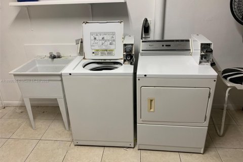 Снять в аренду кондоминиум в Халландейл-Бич, Флорида 1 спальня, 58.99м2, № 1939270 - фото 26