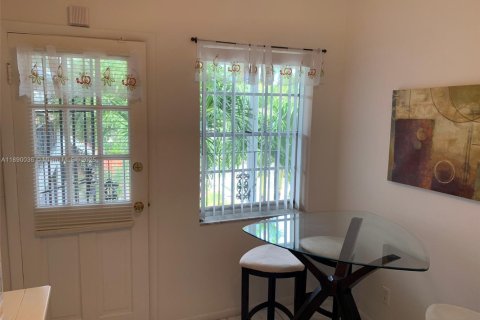 Снять в аренду кондоминиум в Халландейл-Бич, Флорида 1 спальня, 58.99м2, № 1939270 - фото 8