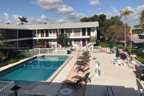 Снять в аренду кондоминиум в Халландейл-Бич, Флорида 1 спальня, 58.99м2, № 1939270 - фото 2