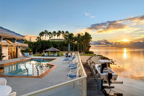 House in Coral Gables, Florida 5 bedrooms, 368.64 sq.m. № 2017398