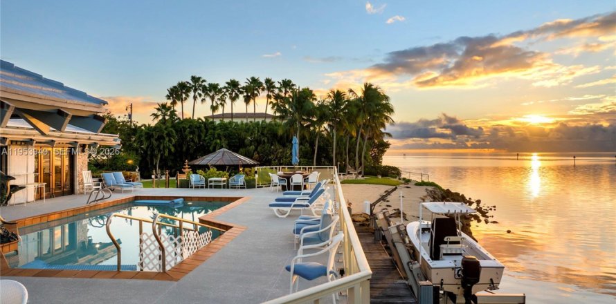 Casa en Coral Gables, Florida 5 dormitorios, 368.64 m2 № 2017398