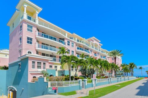 Снять в аренду таунхаус в Дирфилд-Бич, Флорида 3 спальни, 216.18м2, № 2033411 - фото 3