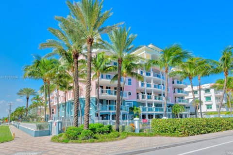 Снять в аренду таунхаус в Дирфилд-Бич, Флорида 3 спальни, 216.18м2, № 2033411 - фото 5