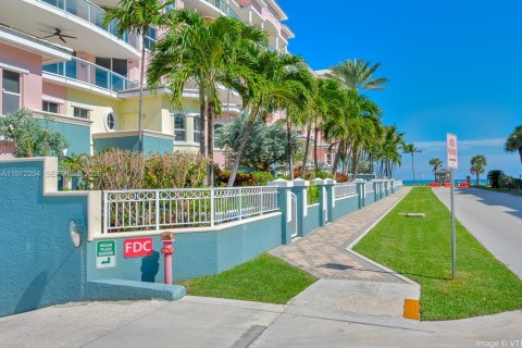 Снять в аренду таунхаус в Дирфилд-Бич, Флорида 3 спальни, 216.18м2, № 2033411 - фото 13