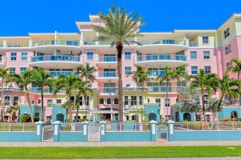 Снять в аренду таунхаус в Дирфилд-Бич, Флорида 3 спальни, 216.18м2, № 2033411 - фото 2