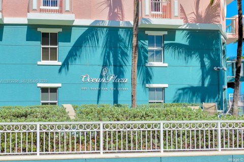 Снять в аренду таунхаус в Дирфилд-Бич, Флорида 3 спальни, 216.18м2, № 2033411 - фото 8